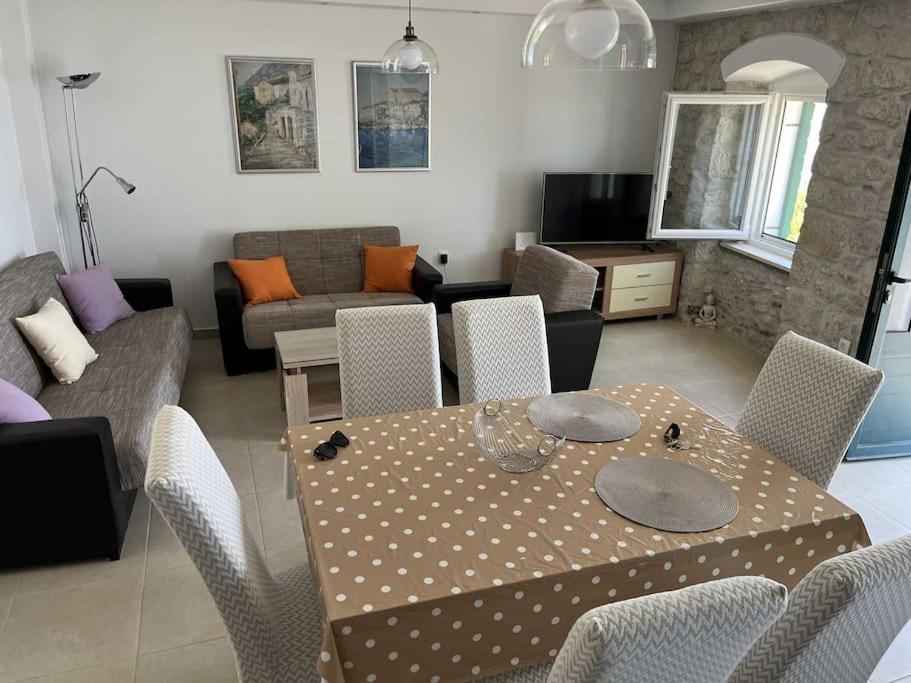 Holiday Home Aria พอดโกรา ภายนอก รูปภาพ